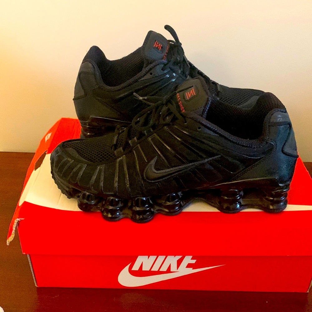 Black nike shox